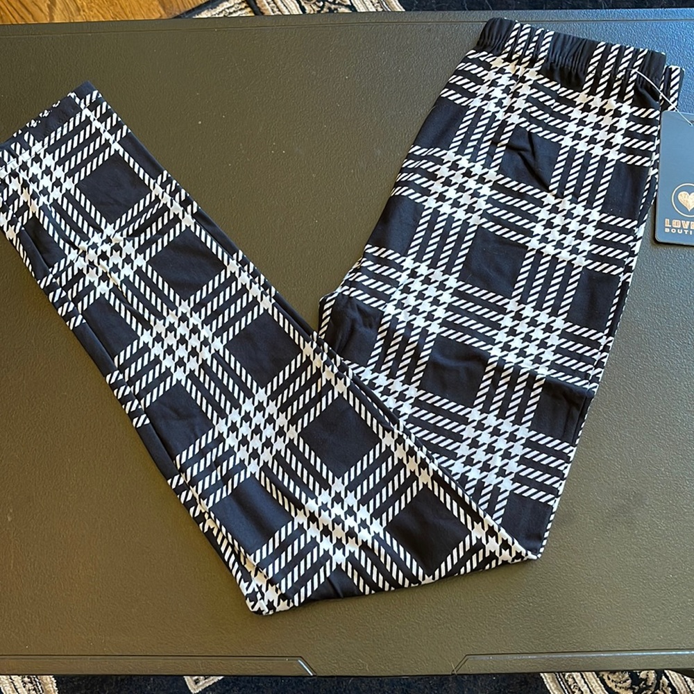 HOUNDSTOOTH One Size. LOVELY BOUTIQUE LEGGINGS. BLACK, White,  NEW. STRETCH.